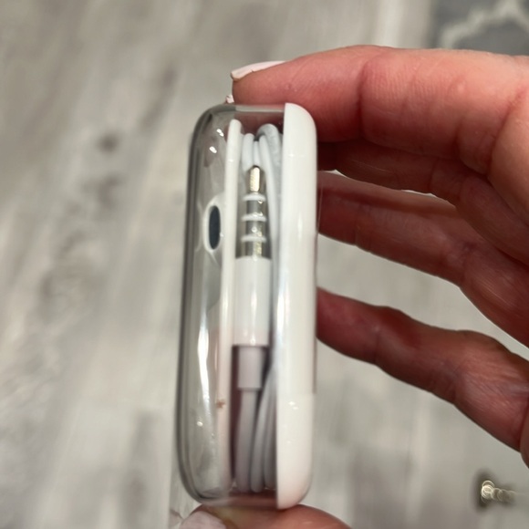 Wired Apple Headphones (AUX) - NWOT - Picture 3 of 3